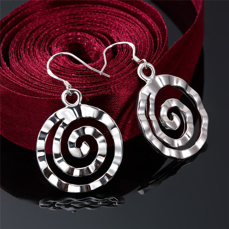 Elegant round threaded earrings for a modern look.