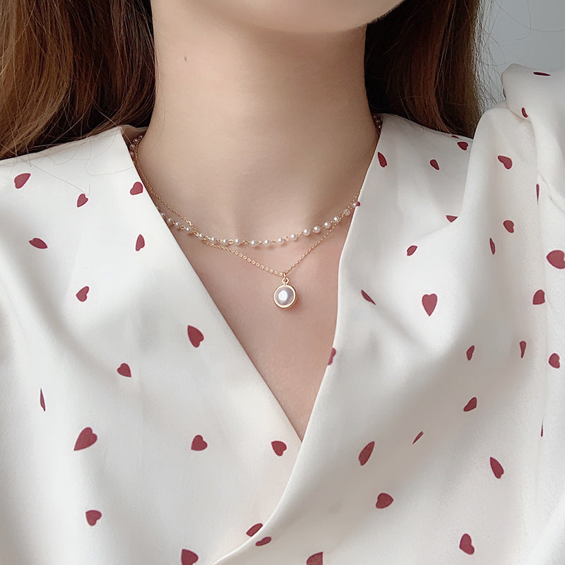 This fashion pearl necklace features a unique bowknot and tassel design for a stylish look.