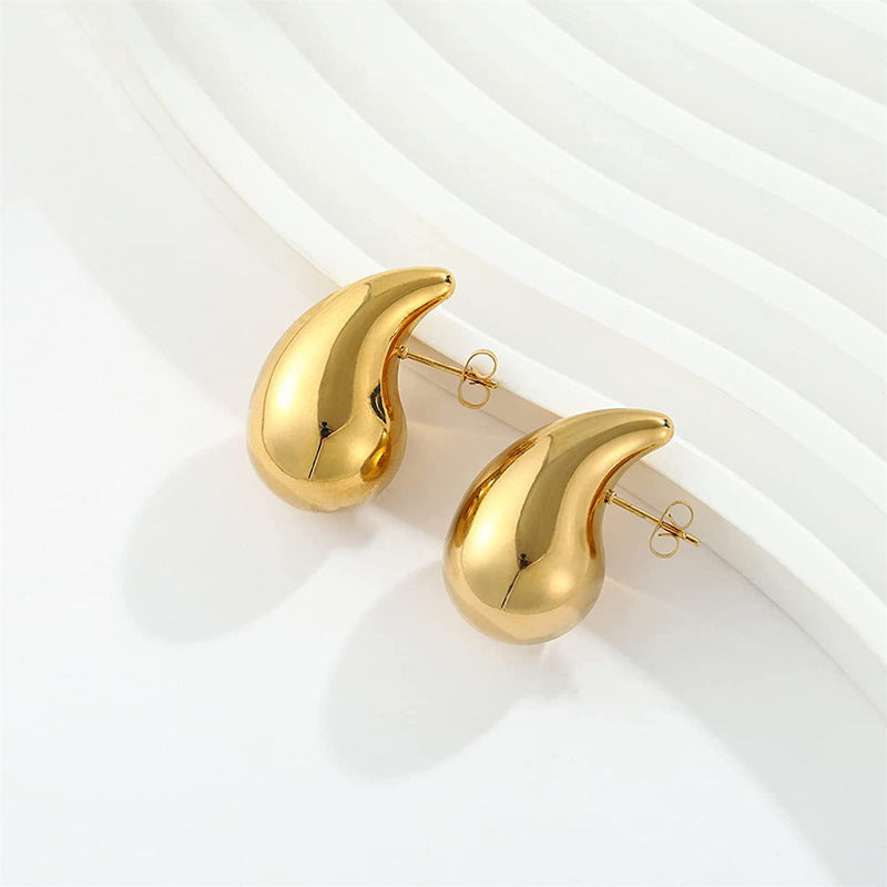 Stylish earrings that add elegance to any outfit, with a classic water drop shape.