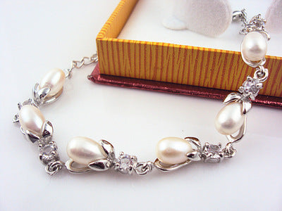 Stylish flower modeling bracelet with genuine pearls.