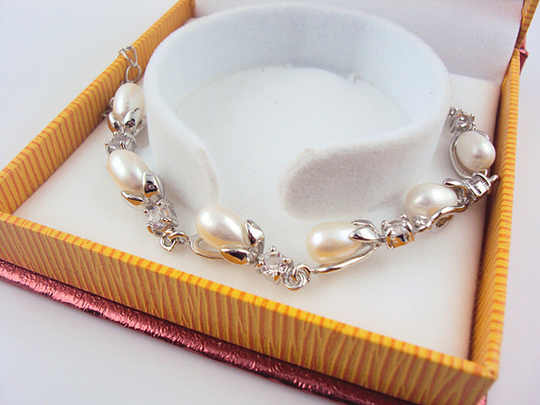 Timeless pearl jewelry for women, perfect for special occasions.